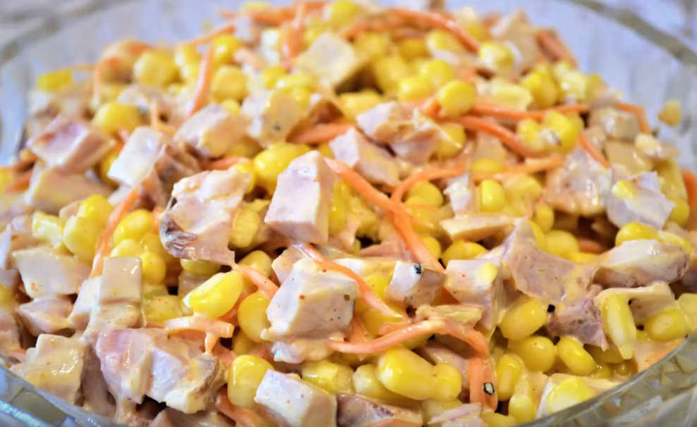 10 простых салатов с консервированной кукурузой на праздник и на каждый день