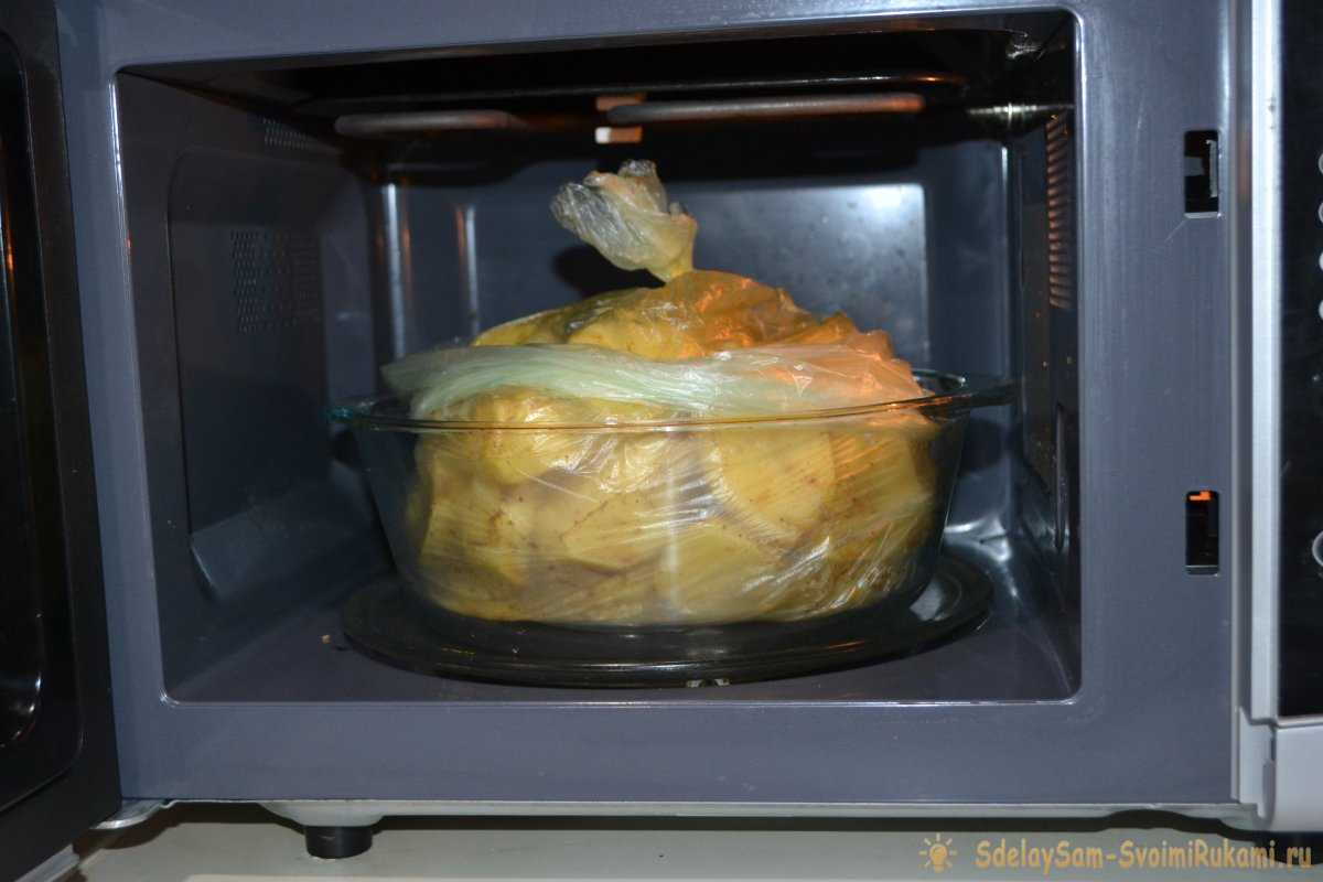 Картошка в микроволновке – самое практичное и питательно блюдо: рецепт с фото