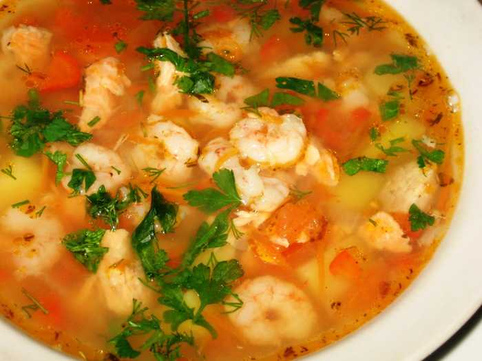 Рецепт вкусного супа с креветками. Рыбный суп сикреветквми. Суп с креветками. Уха с креветками и рыбой. Вкусный суп с креветками.