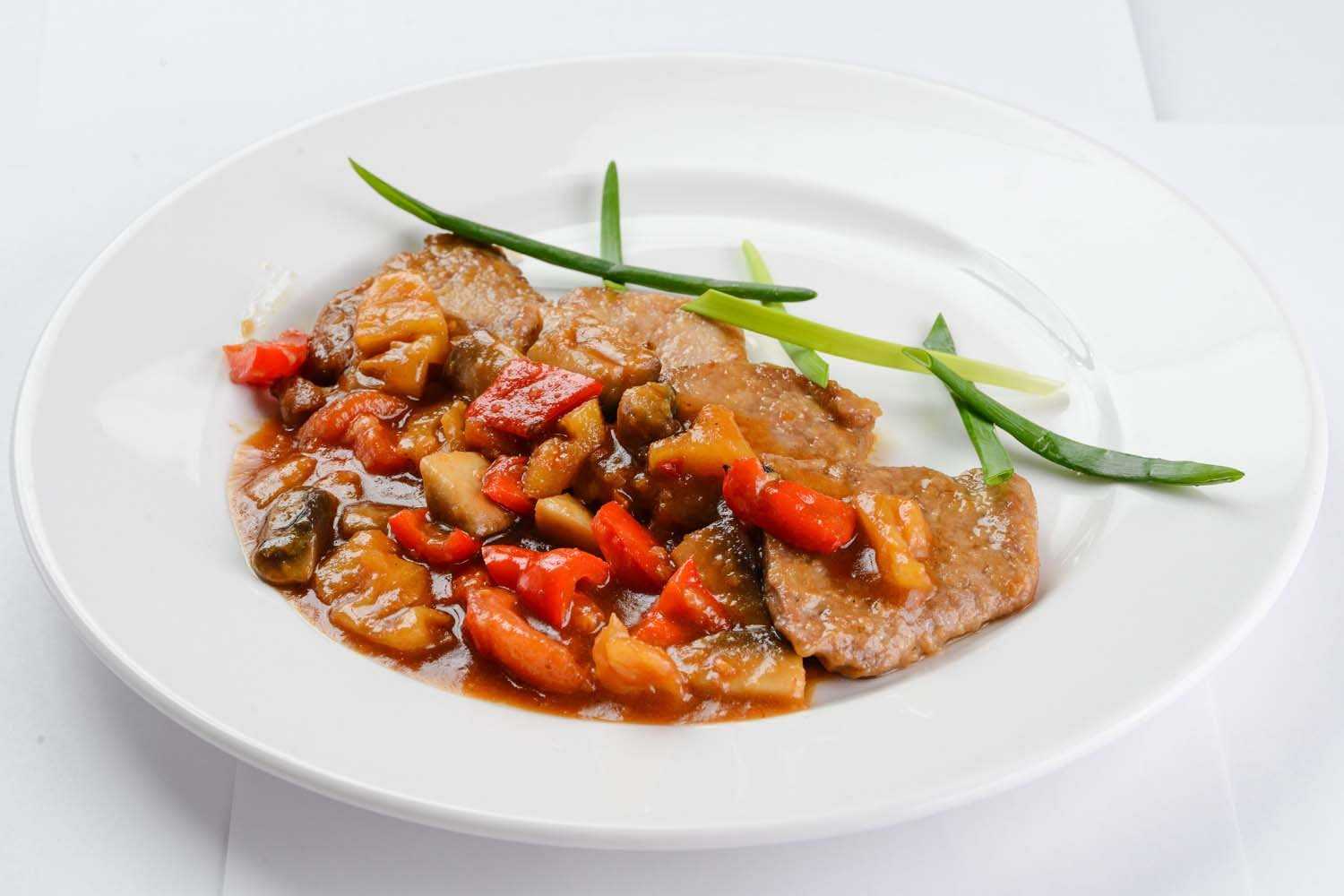 Мясо с овощами: топ-5 рецептов (на сковороде, в духовке, в рукаве, тушеное и жареное)