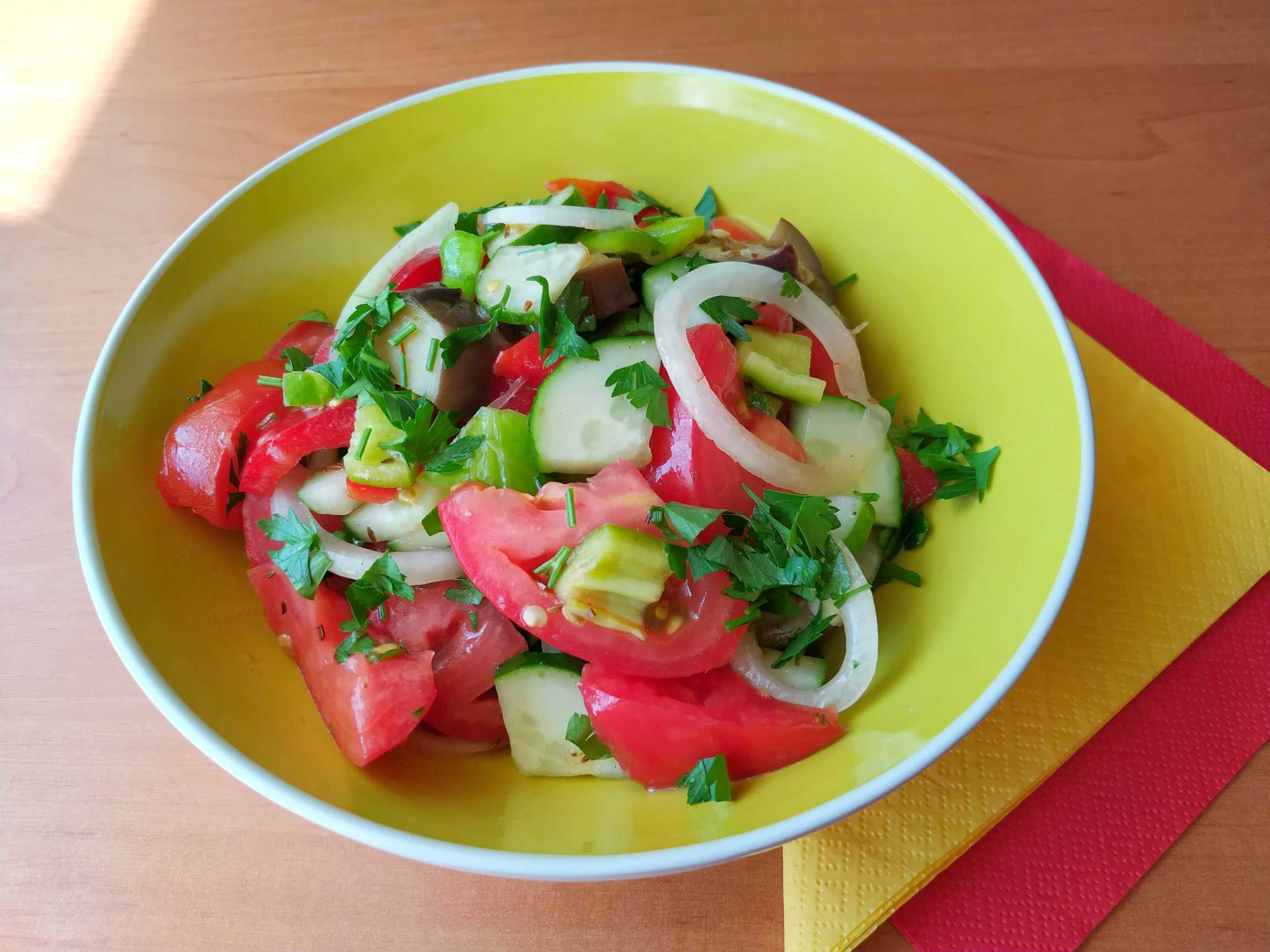 Салат из огурцов и помидоров: различные варианты рецептов | | irksportmol.ru