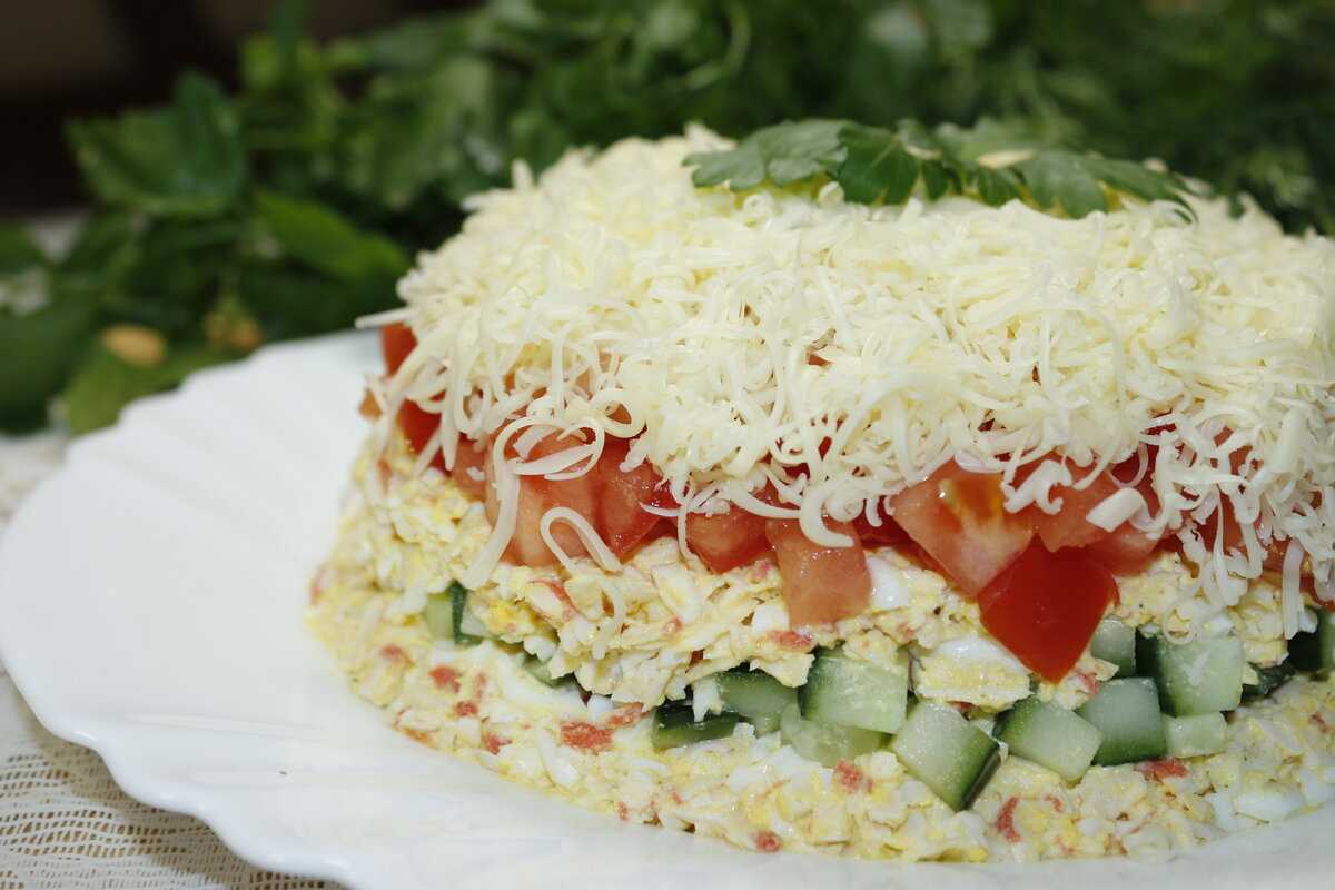 Красное море — салат с крабовыми палочками и помидорами « рецепты салатов