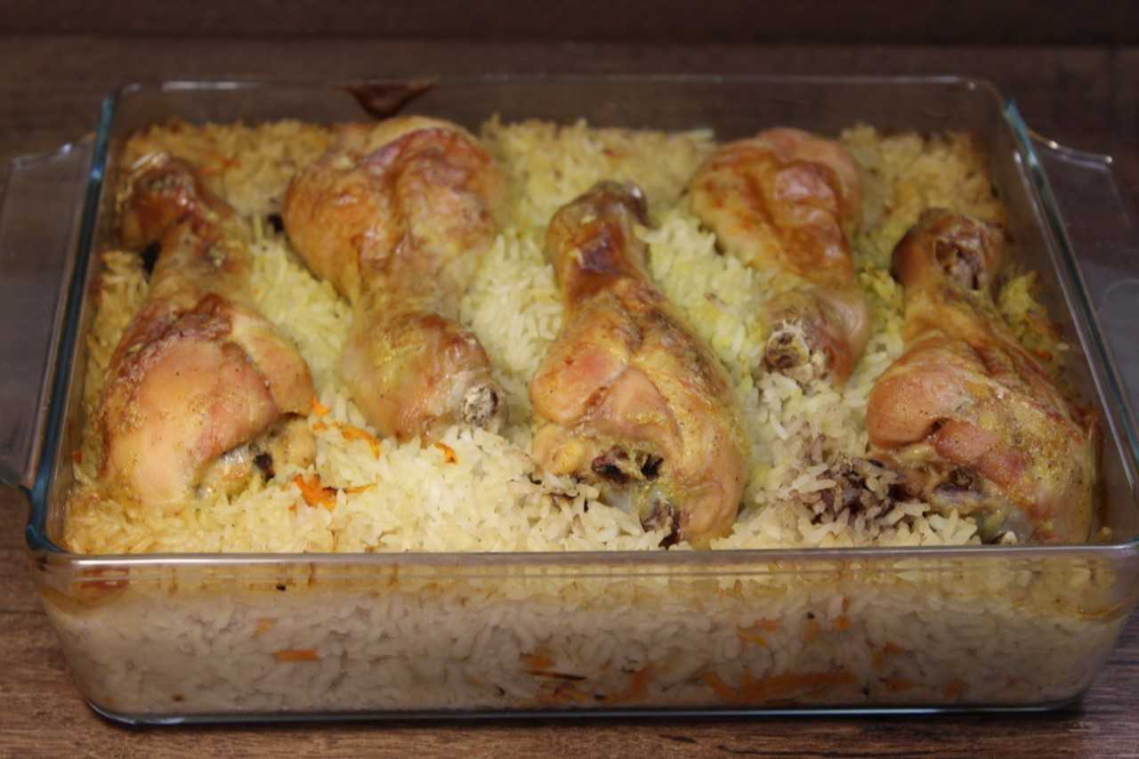 Куриные в духовке без масла. Курица в духовке. Ужин в духовке с курицей. Блюда из курицы с рисом в духовке. Курица запеченная с рисом в духовке.