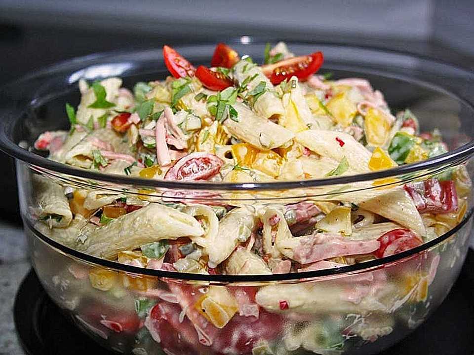 Недорогой салат на "скорую руку": самые популярные, простые и вкусные рецепты с дешевыми ингредиентами