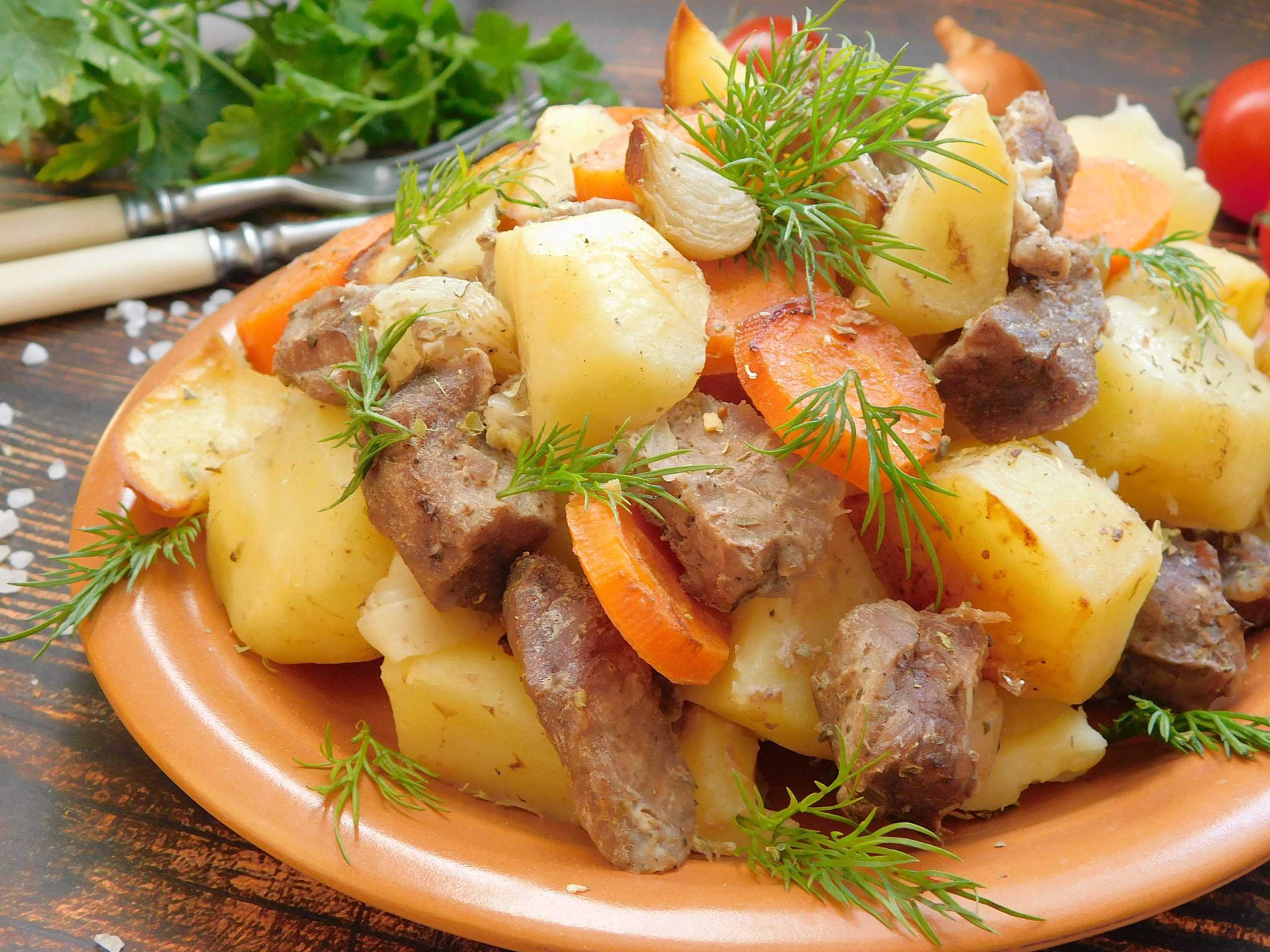 Видео рецепт картошки с мясом. Картошка с мясом. Говядина с картошкой. Тушёная картошка с мясом. Картофель с мясом в духовке.