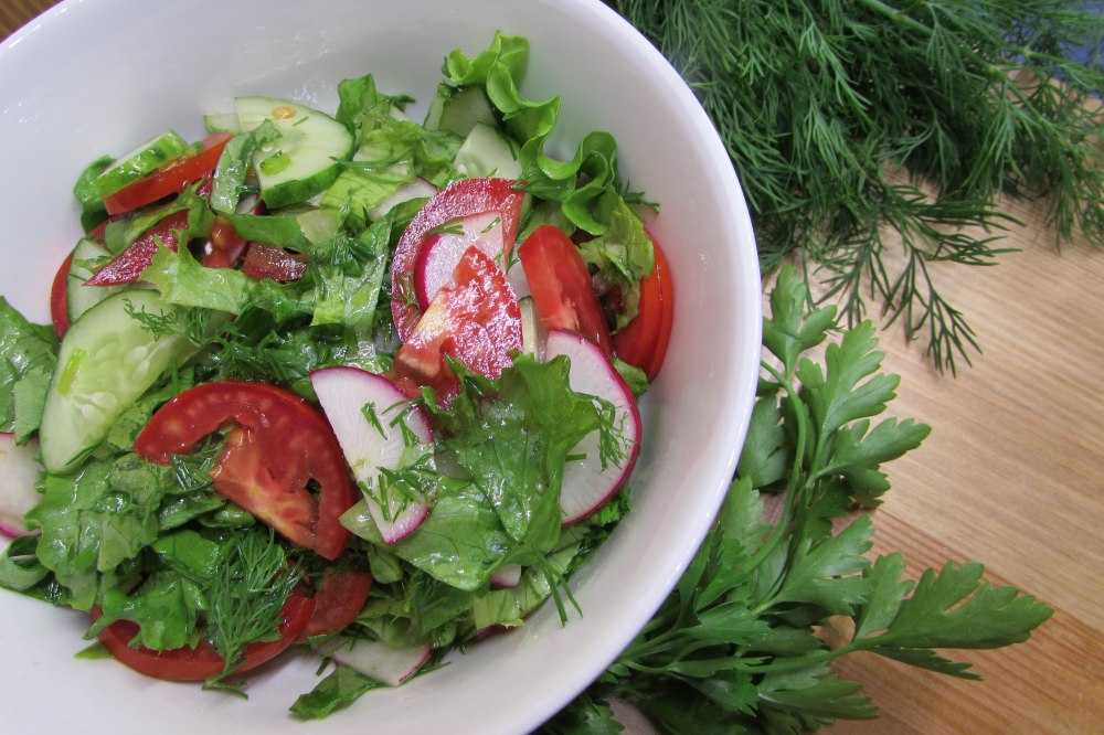 Салаты с помидорами и свежими огурцами: 10 рецептов для яркого лета