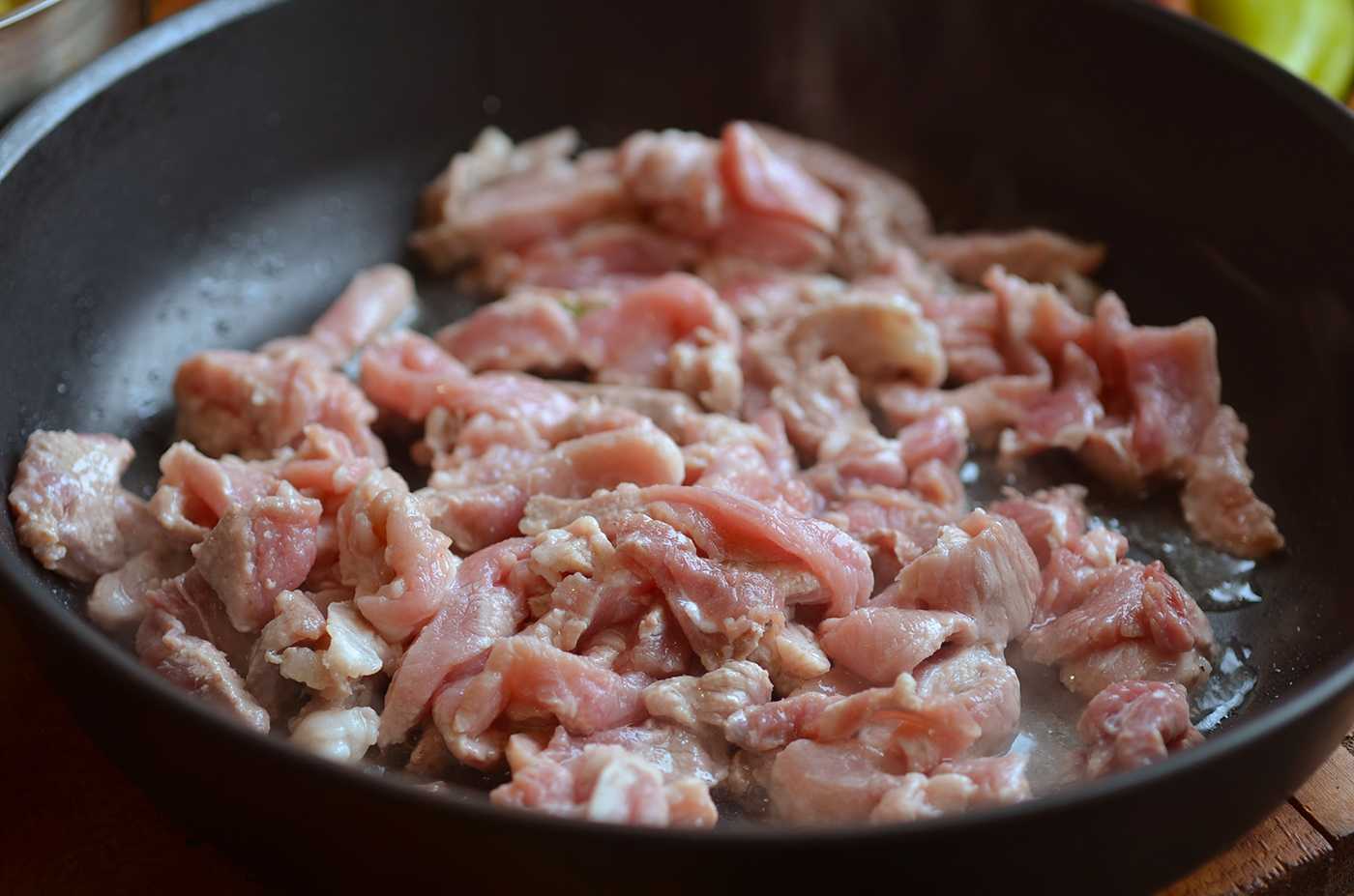 Как потушить свинину на сковороде кусочками