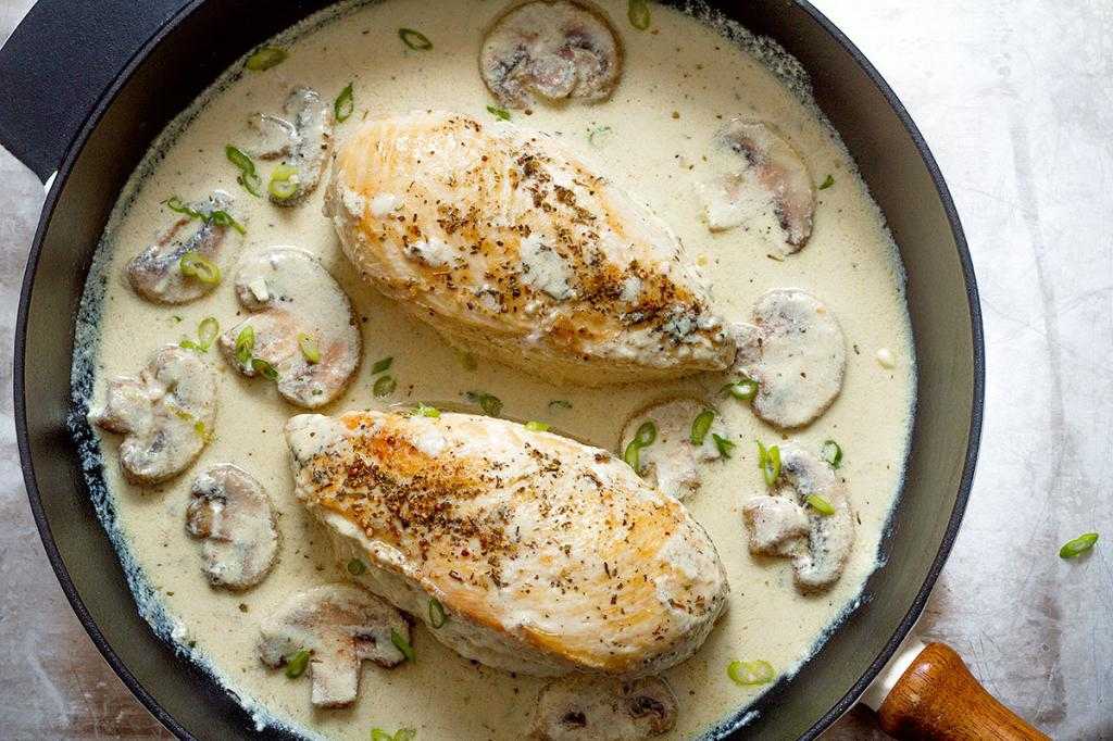 Рецепты курицы с грибами в сливочном соусе: 5 лучших идей
