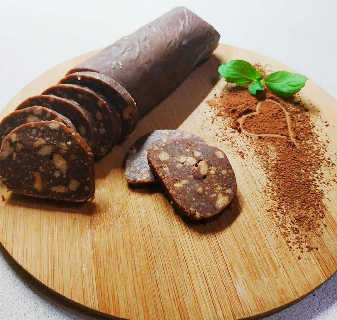 Шоколадная колбаса с шоколадным маслом рецепт. Сладкая колбаска. Шоколадная колбаса. Шоколадный. Шоколадная колбаска.