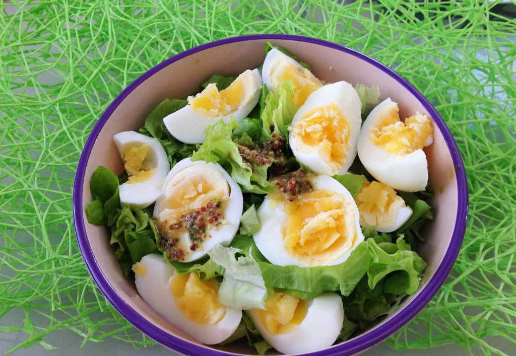 Что можно приготовить яйца лук. Блюда из яиц. Красивые блюда из яиц. Салат с яйцом. Салат из яиц вареных.