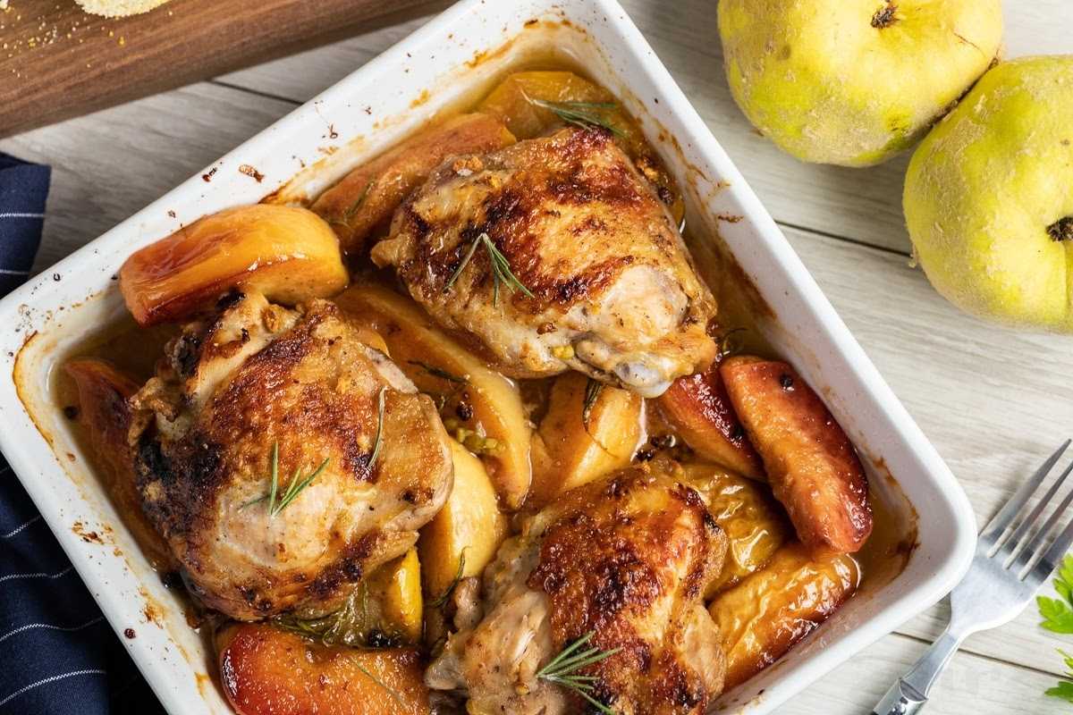 Приготовить курицу горячего. Блюда в духовке. Курица с айвой. Курица в духовке. Курица запеченная с айвой.