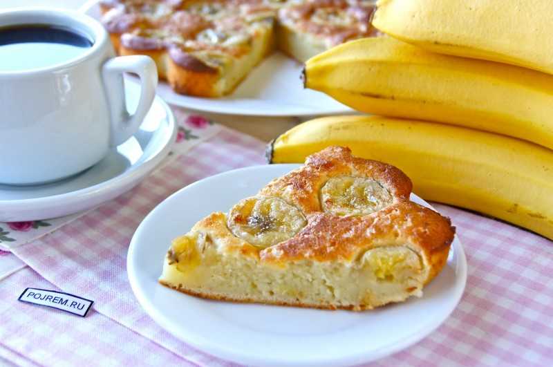 Приготовить бананы в духовке. Банановый пирог. Банановый пирог в духовке. Пирог с бананом в духовке. Пандан пирог.