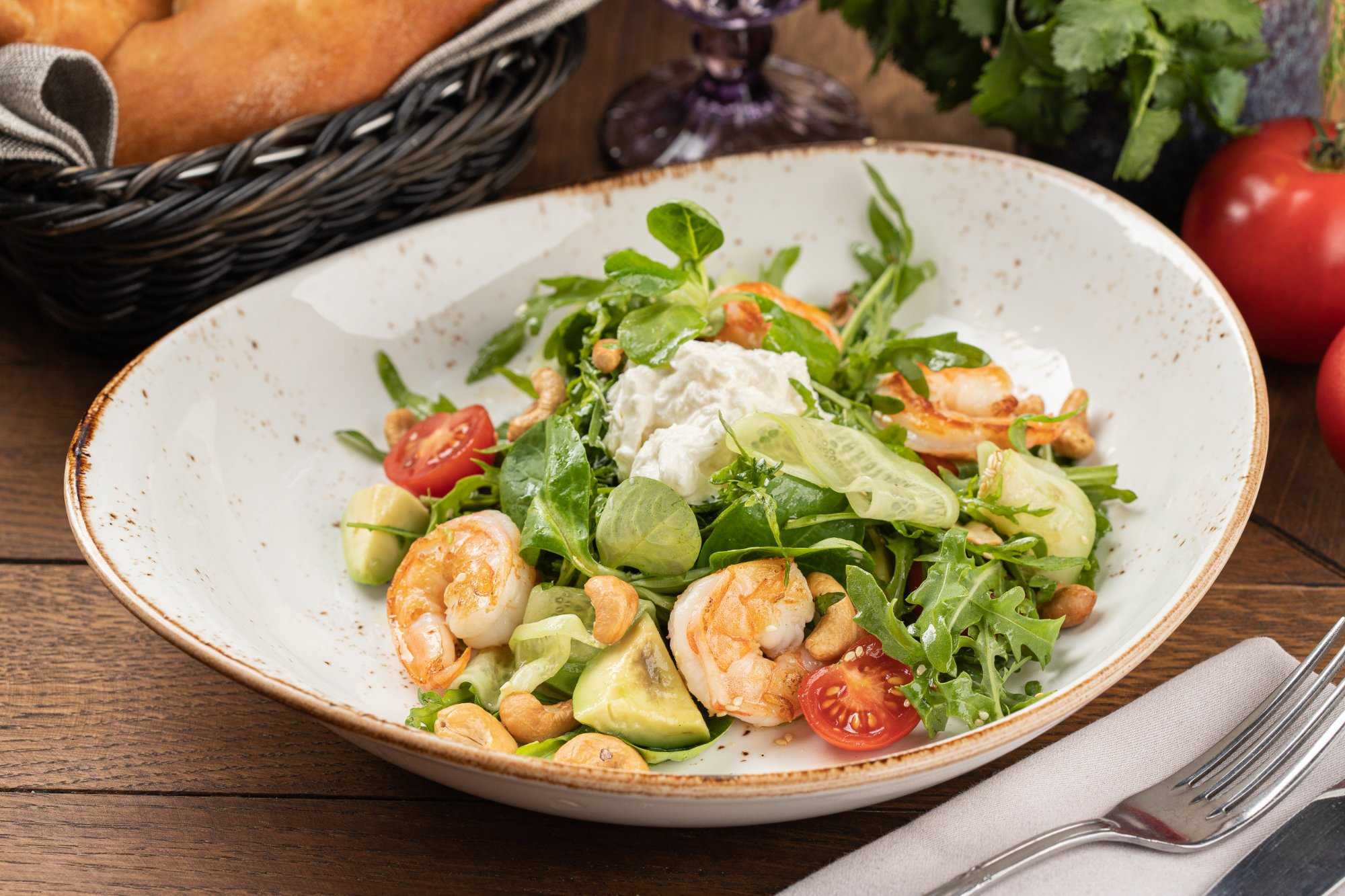 Салат с креветками — 9 самых вкусных и простых рецептов в домашних условиях