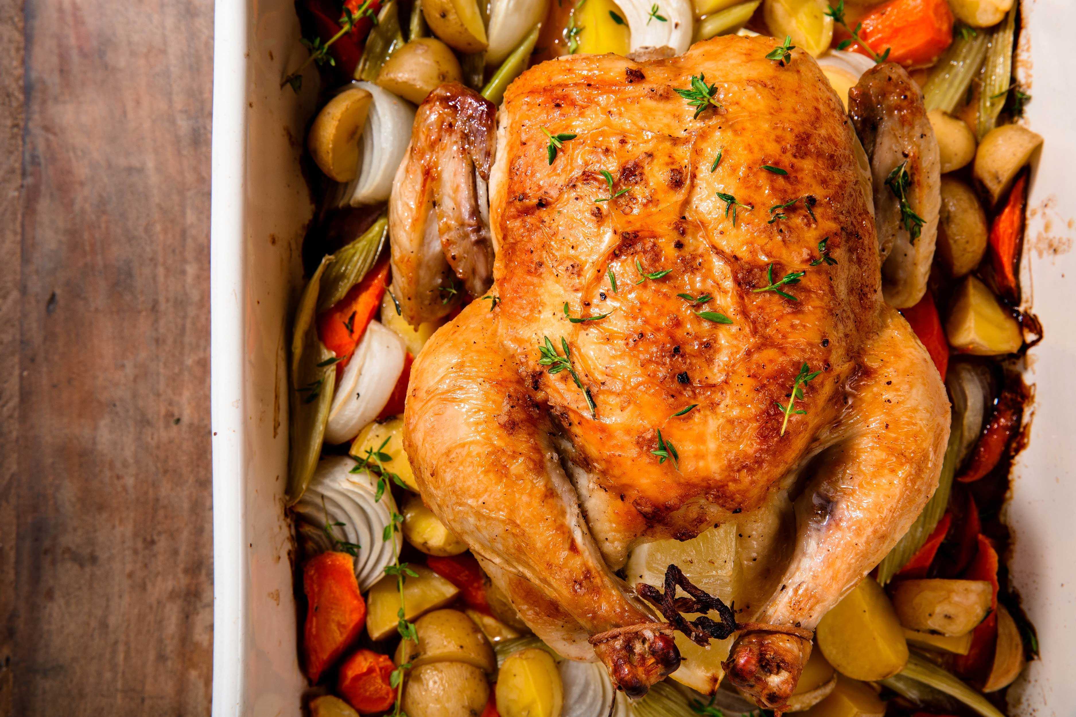 Цыпленок с картошкой в духовке рецепт. Курица в духовке. Курица запеченная в духовке. Курица в духовке с картошкой и овощами. Курица запеченная с овощами.