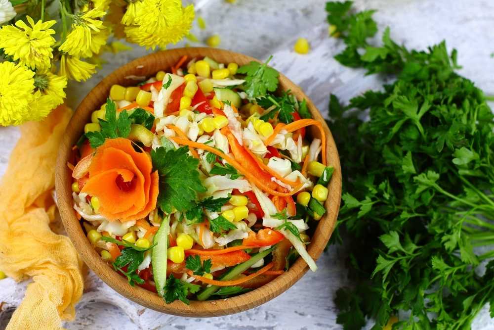 Недорогой салат на "скорую руку": самые популярные, простые и вкусные рецепты с дешевыми ингредиентами