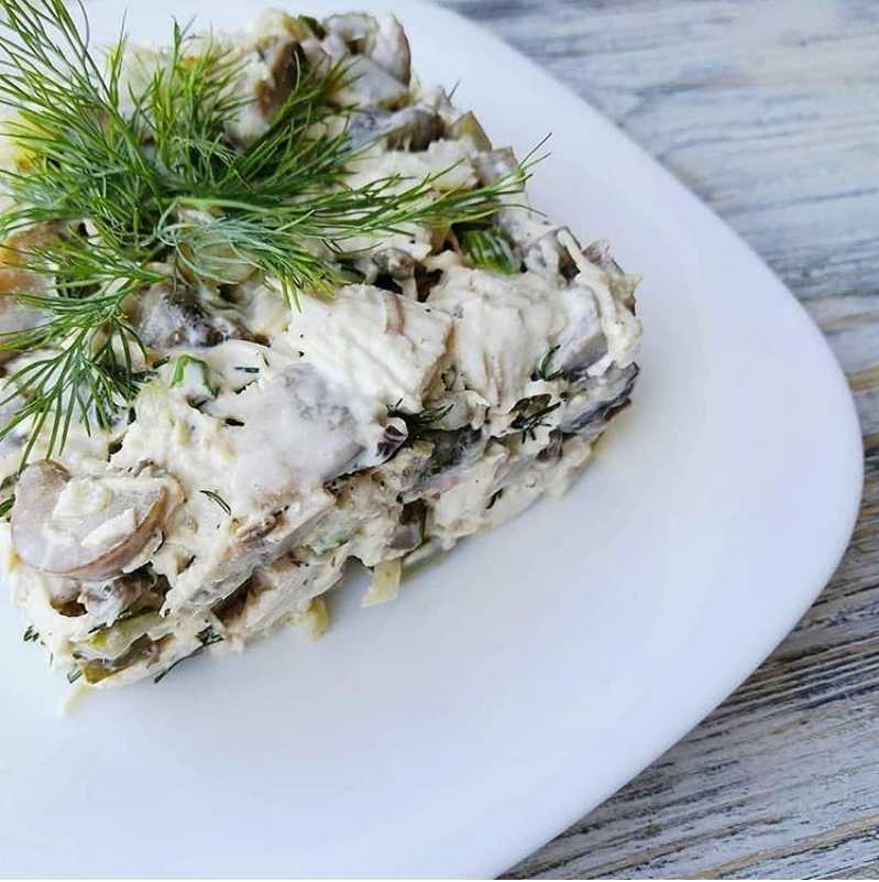 Слоеный салат с курицей и грибами – праздничный вариант + видео