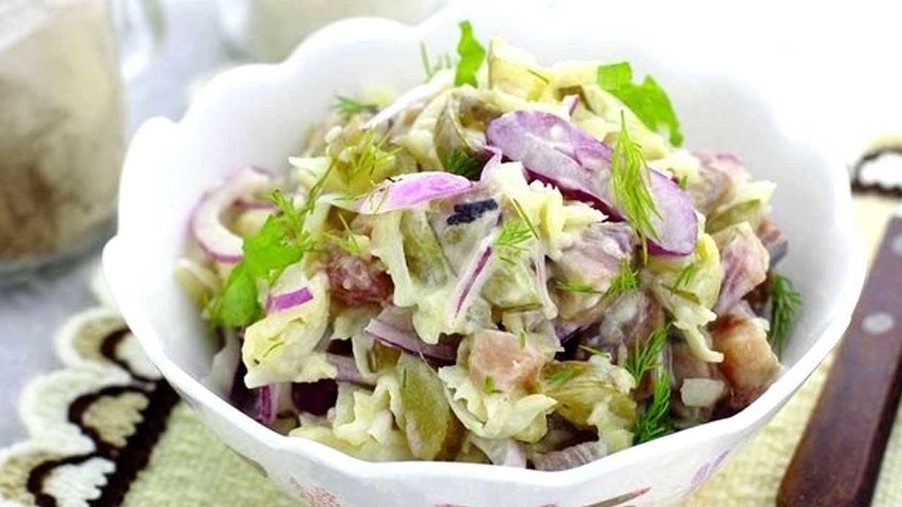 10 классных салатов с солёными огурцами