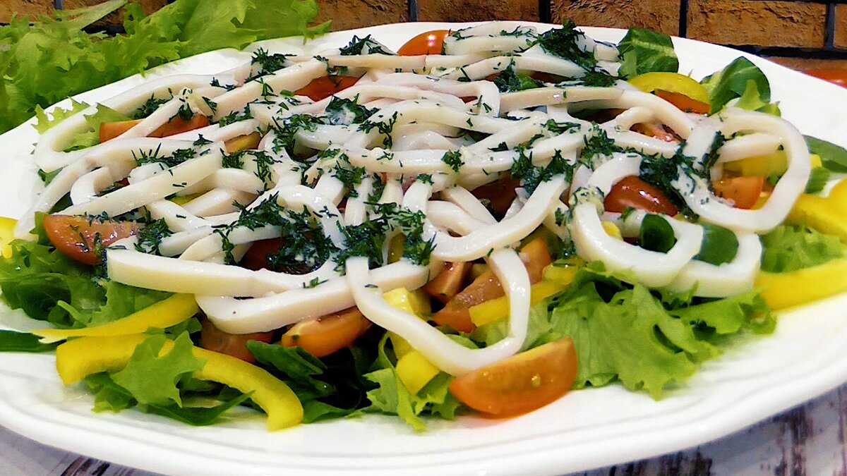 Салат с кальмарами - самые вкусные и простые рецепты