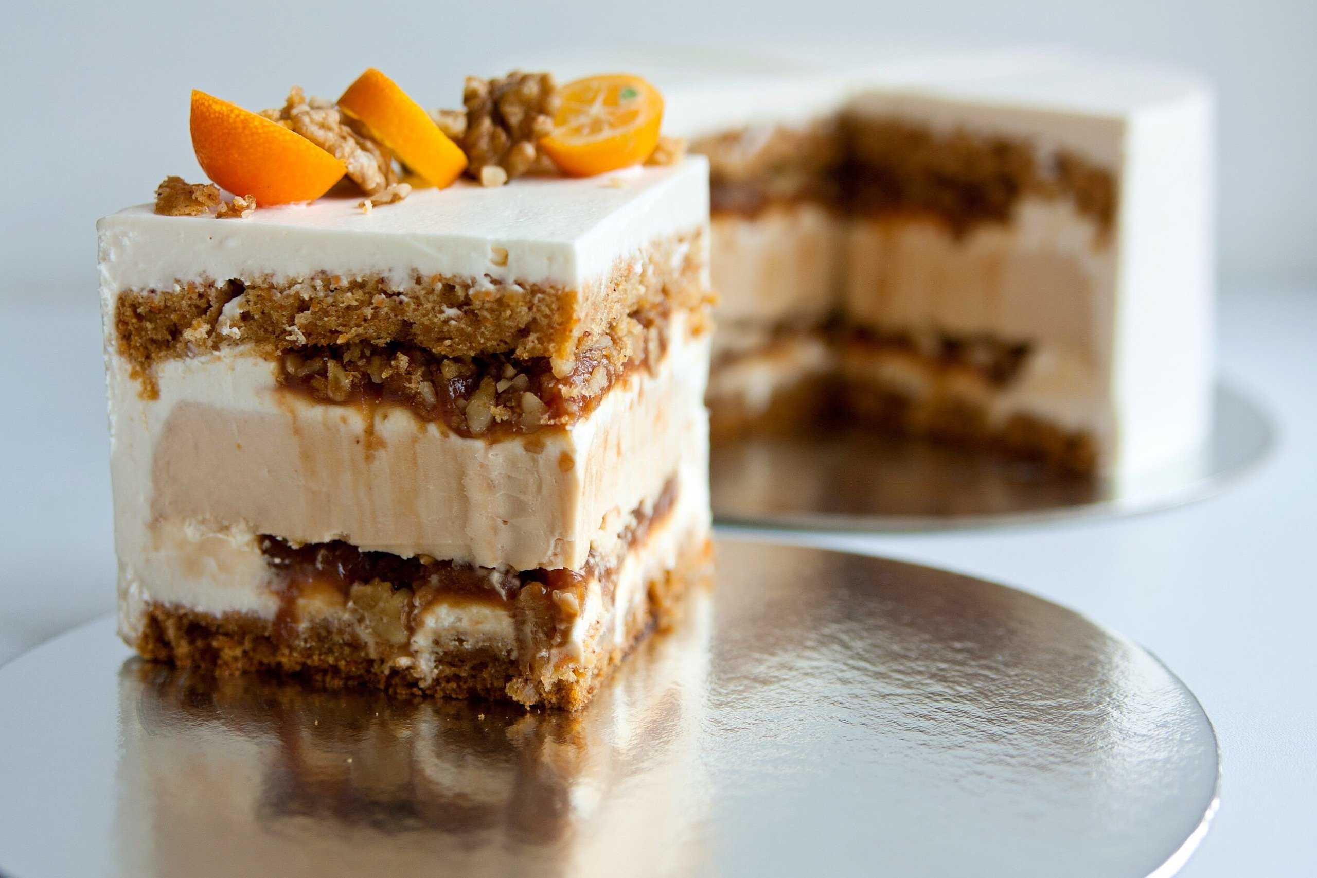 Морковный торт это один из самых популярных десертов, готовить его очень просто и недорого!
