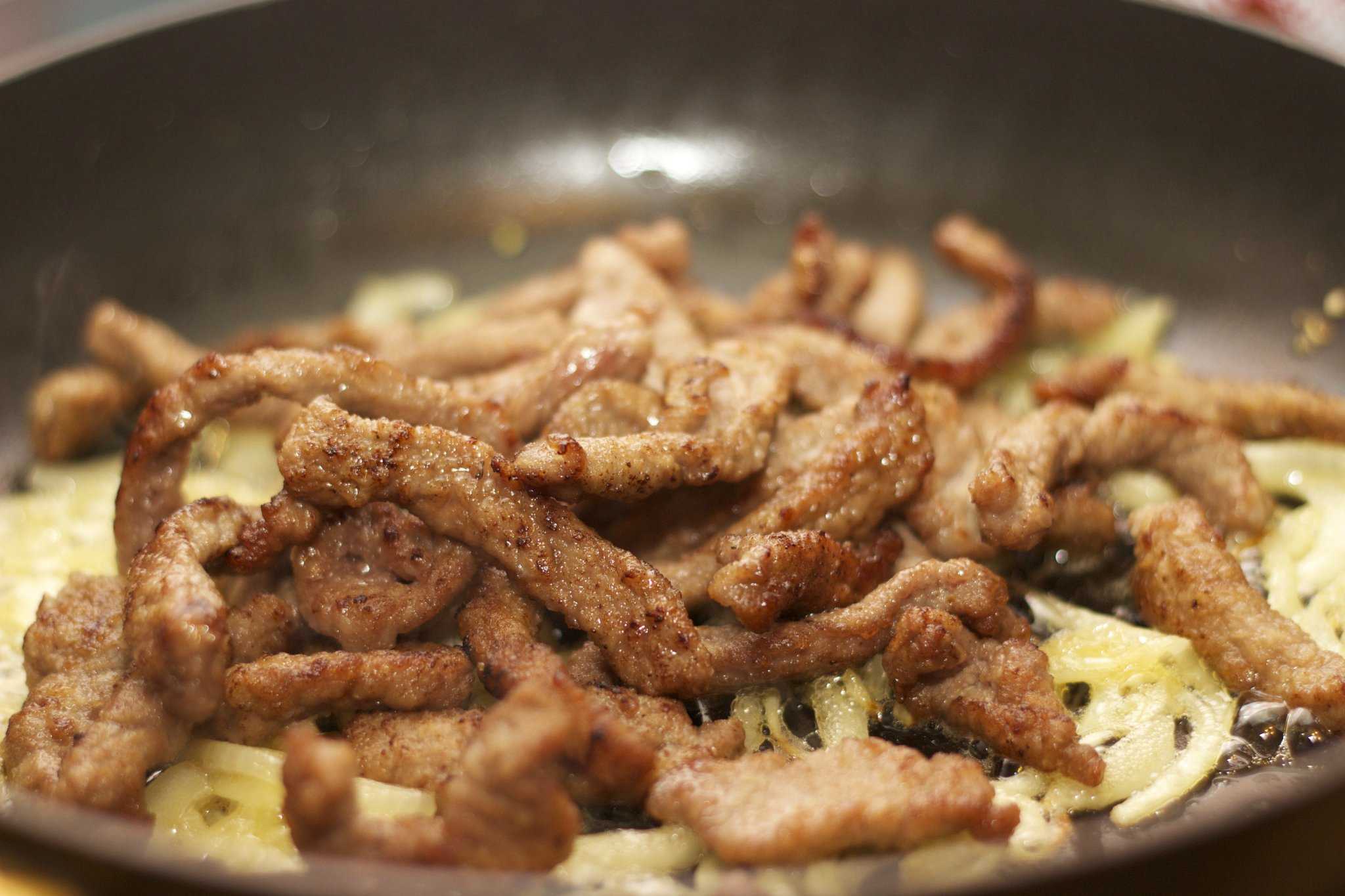 Бефстроганов из говядины с подливкой - классический рецепт на сковороде