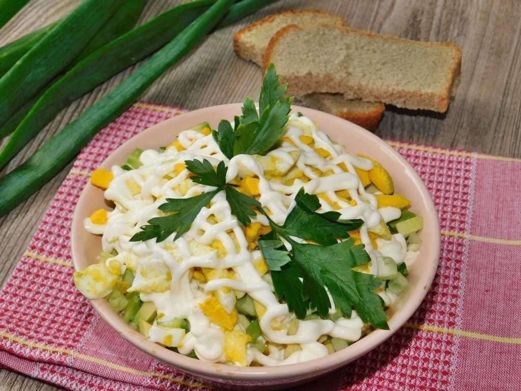Салат с курицей и кукурузой – 10 рецептов с пошаговыми фото
