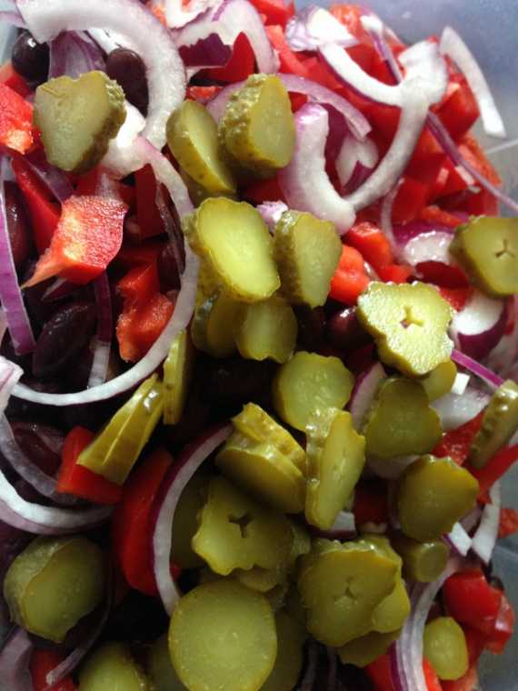 Салат с курицей и солеными огурцами - 10 потрясающих рецептов