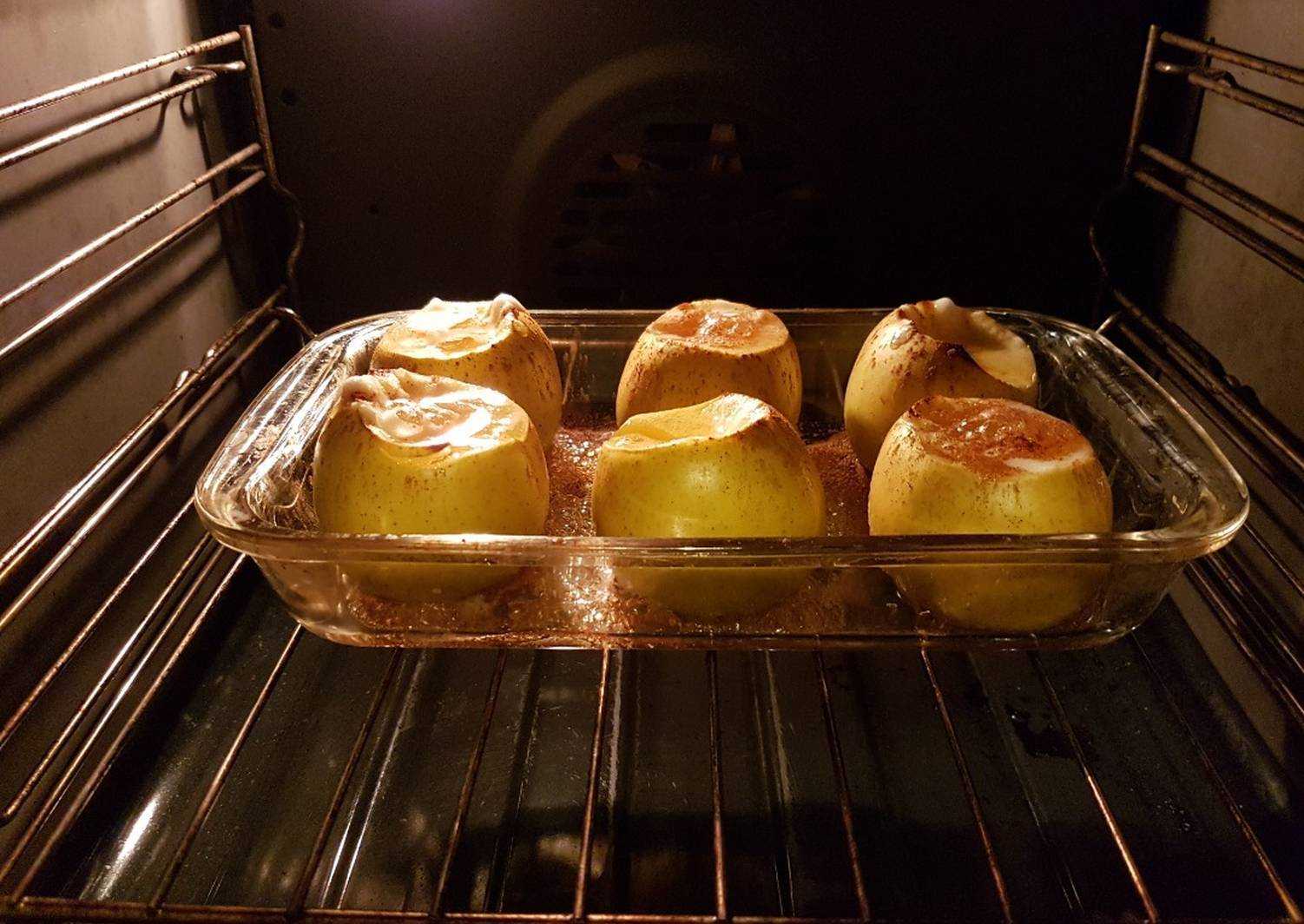 Сколько печь яблоки. Яблоки в духовке. Запечённые яблоки в духовке. Запеченные яблоки с медом. Запечённые яблоки в духовке с мёдом.