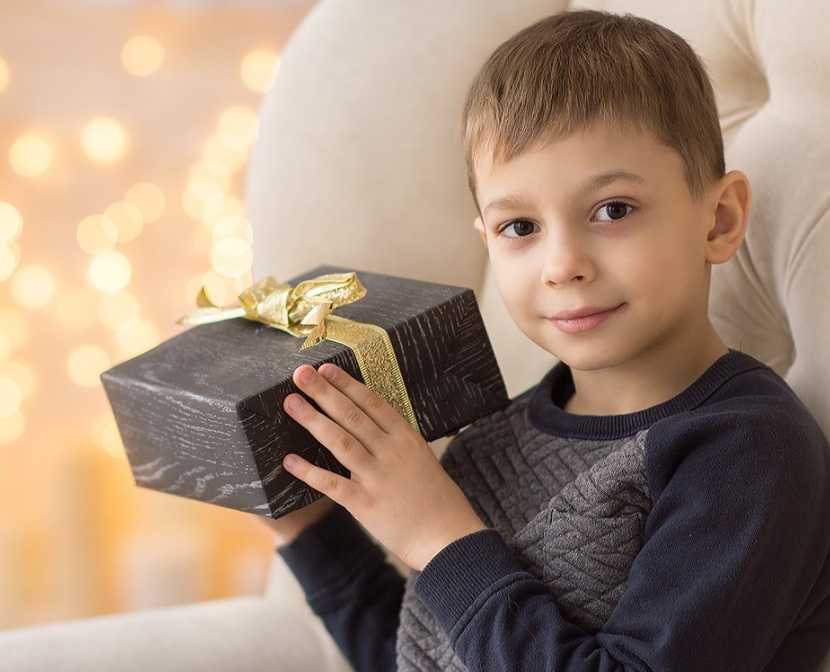 Подарок мальчику 4 года на новый год: выбираем новогодний подарок сыну