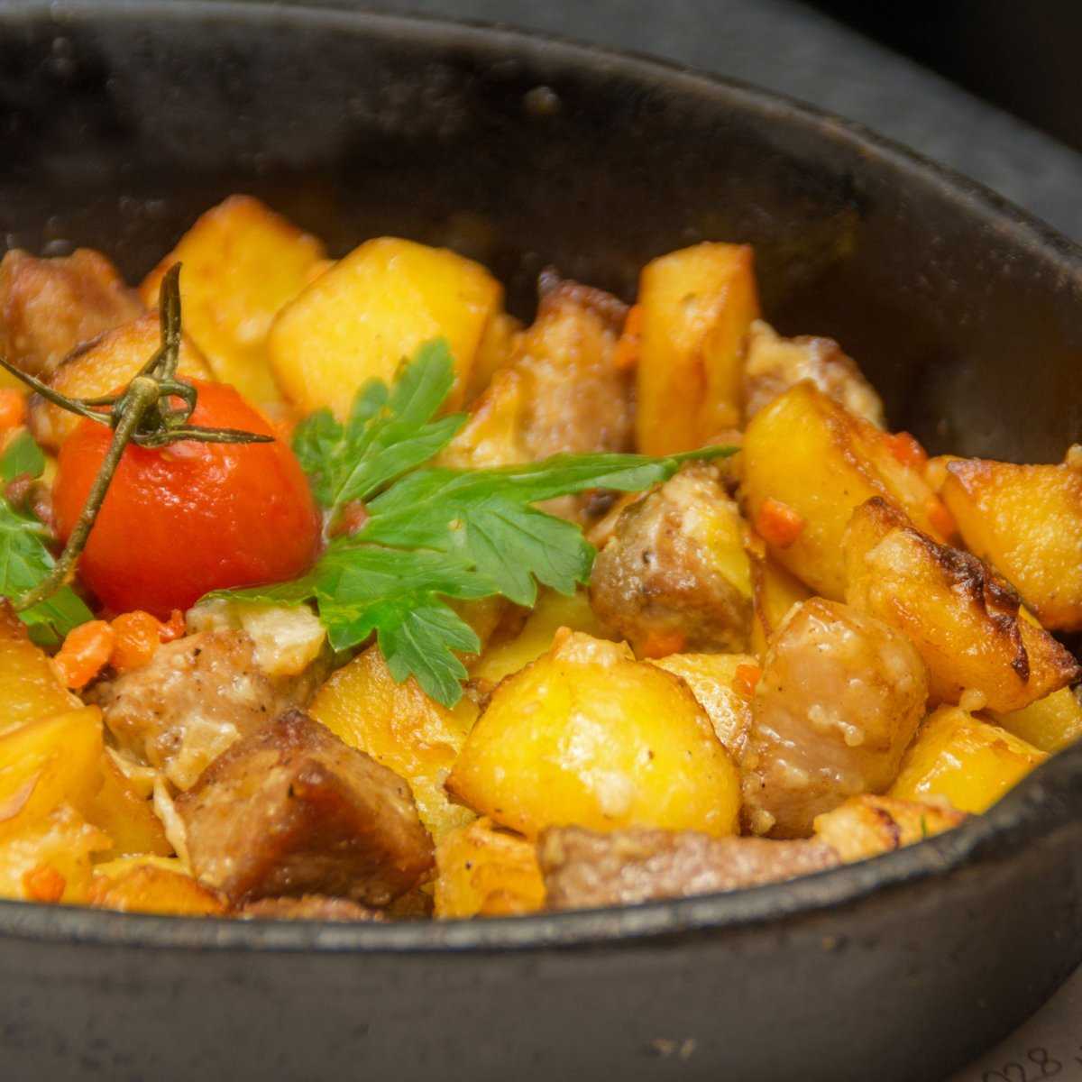 Жаркое по-домашнему из свинины с картошкой — 7 рецептов приготовления