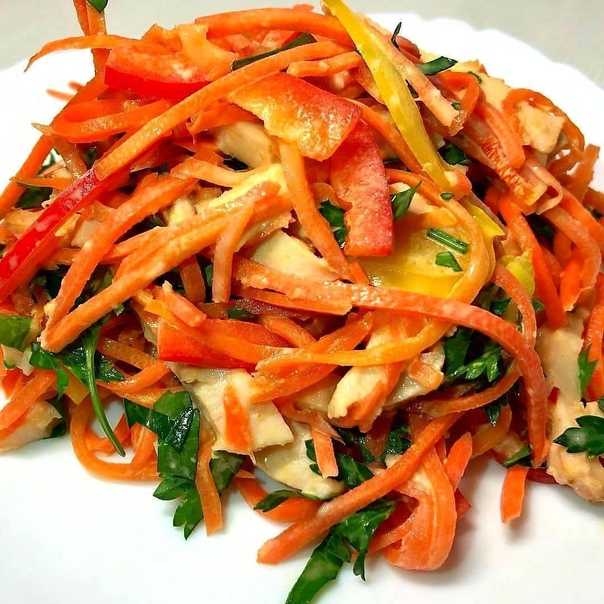 Салат с копченой курицей и корейской морковью |